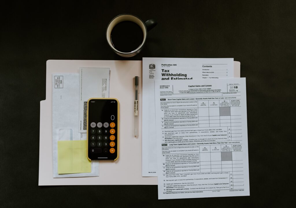 iMAGEN DE UNA CALCULADORA PARA EL ARTÍCULO ACERCA DE Cómo facturar correctamente entre Canarias y Península cuando tu empresa tiene sedes en ambos territorios. Los 6 escenarios de IVA, IGIC e inversión del sujeto pasivo de BIPLAZA, consultoría y asesoría de empresas en Canarias