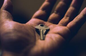 Imagen de una mano con una llave para el artículo "Crear una empresa en Canarias: ventajas fiscales, conectividad y calidad de vida" de BIPLAZA, consultoría y asesoría de empresas en Canarias