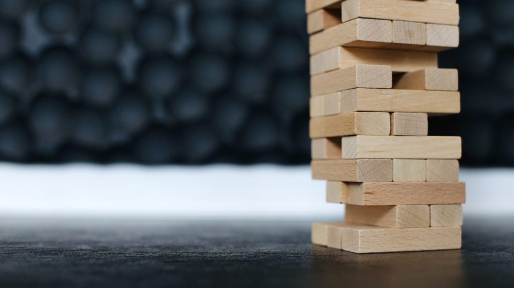 Imagen de piezas de madera en equilibrio para acompañar el articulo de BIPLAZA, consultoría y asesoría de Tenerife especializada en la fiscalidad deempresas canarias, que trata sobre el Régimen Económico y fiscal de Canarias REF.