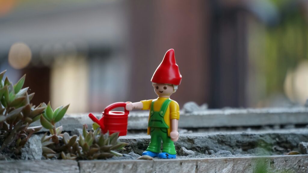 Imagen de un playmobil regando unas palnatas para el artículo Reserva para Inversiones en Canarias (RIC): como reducir hasta el 90% de tu base imponible de BIPLAZA, consultoría y asesoría de empresas en Canarias