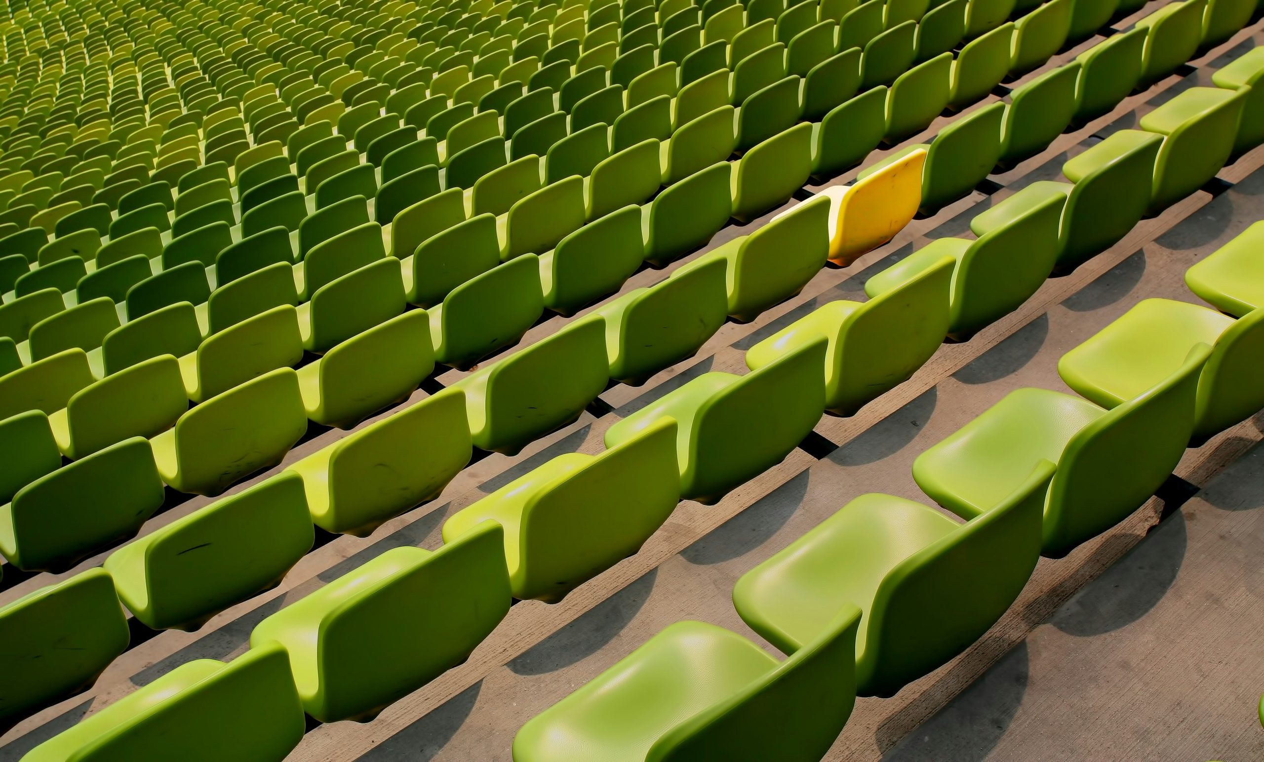Imagen de una fila de asientos, donde uno es de un color diferente y lo usamos para el articulo sobre Exención de Inversión Mínima en la Zona ZEC de BIPLAZA, consultoría y asesoría de empresas en Canarias