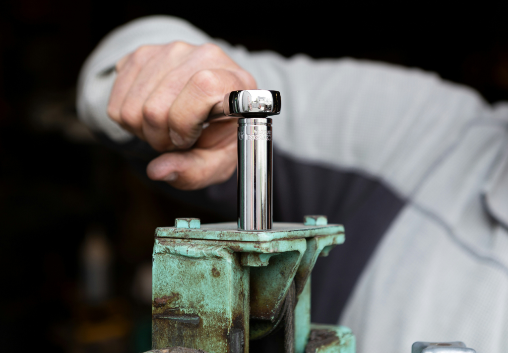 Imagen de una mano con herramienta ajustando con una llave, para el artículo Análisis de la Ley 7/2024 en Canarias: Novedades Fiscales y Tributarias de BIPLAZA, Consultoría y asesoría de empresas en Canarias