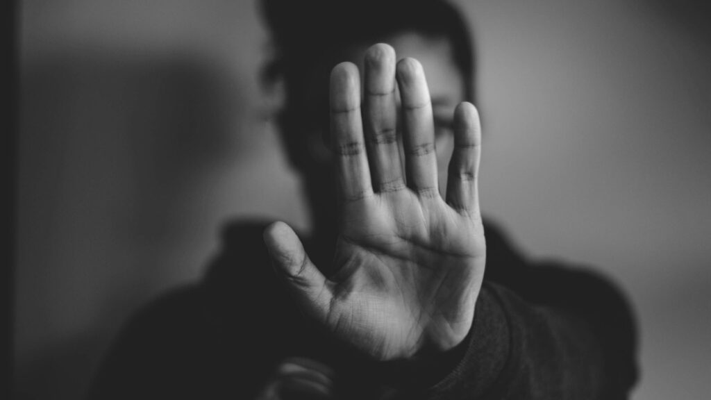 Imagen de una mano alzada, en símbolo de stop, para el artículo de BIPLAZA sobre El impacto de la Ley Orgánica 10/2022 para el protocolo de acoso y libertad sexual.