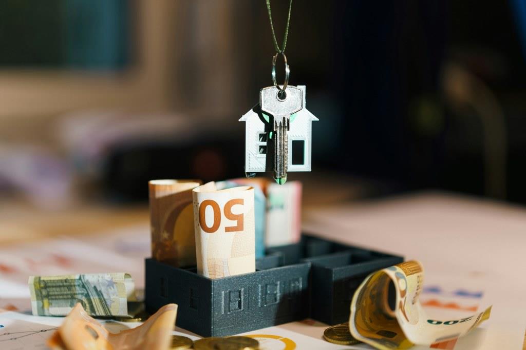 Imagen de un llavero de casa, de alquiler, y dinero para ilustrar el artículo sobre Cómo materializar la RIC para alquilar inmuebles de Biplaza, consultoría y asesoría de empresas en Canarias