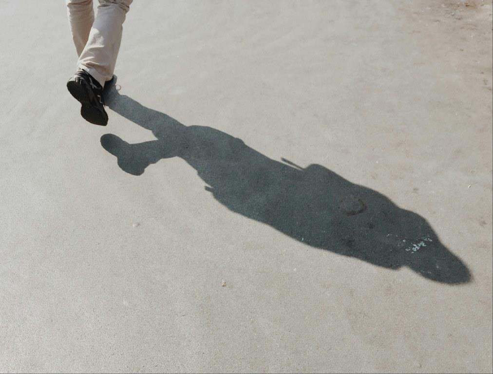 Imagen de una persona caminando y la proyección de su sombra para el artículo sobre preexistencia de sociedades ZEC de BIPLAZA, CONSULTORÍA y asesoría de empresas en Canarias