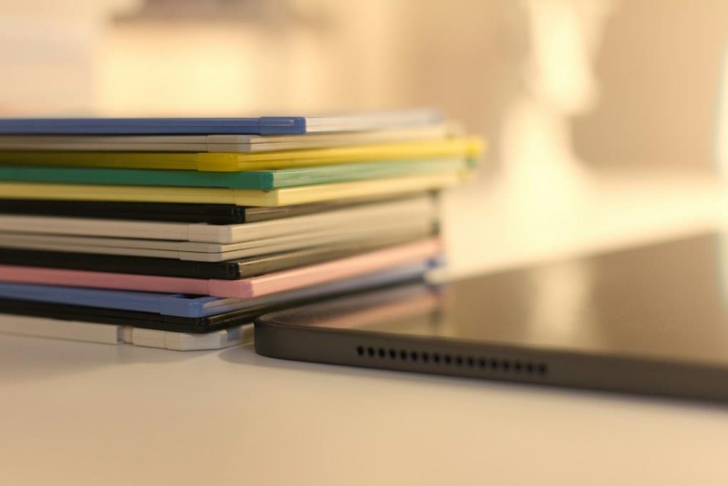 Imagen de disquetes antiguos, al lado de un laptop más mderno para ilustrar el artículo sobre Lean Thinking del área de Consultoría Estratégica de BIPLAZA, consultoría y asesoría de empresas en Canarias