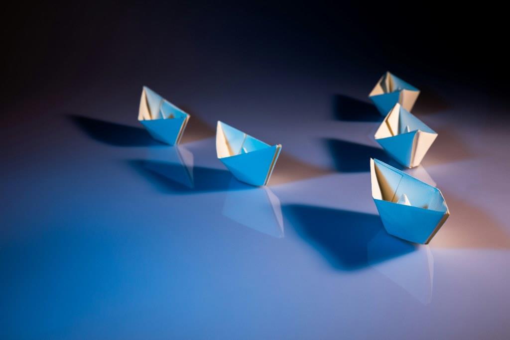 Imágen de barcos de papel para ilustrar el artículo sobre el rol del autónomo socientario del área laboral de BIPLAZA, consultoría y asesoría de empresas en Canarias
