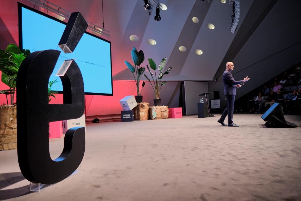 Imagen del escenario de Foro Géiser para ilustrar lo que acontecerá en esta 10ª Edición de Géiser 2025, en el Auditorio de Tenerife, promovido por BIPLAZA