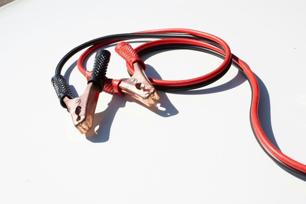 Imagen de dos cables de batería para ilustrar el artículo sobre la importancia de la Contabilidad interna, de BIPLAZA, consultoría y asesoría de empresas en Canarias