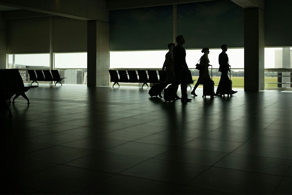 Imagen de viajeros en tránsito para ilustrar el artículo sobre El Régimen Especial de Agencias de Viajes REAV: una guía para operar desde Canarias de BIPLAZA, Consultoría y asesoría de empresas en Canarias