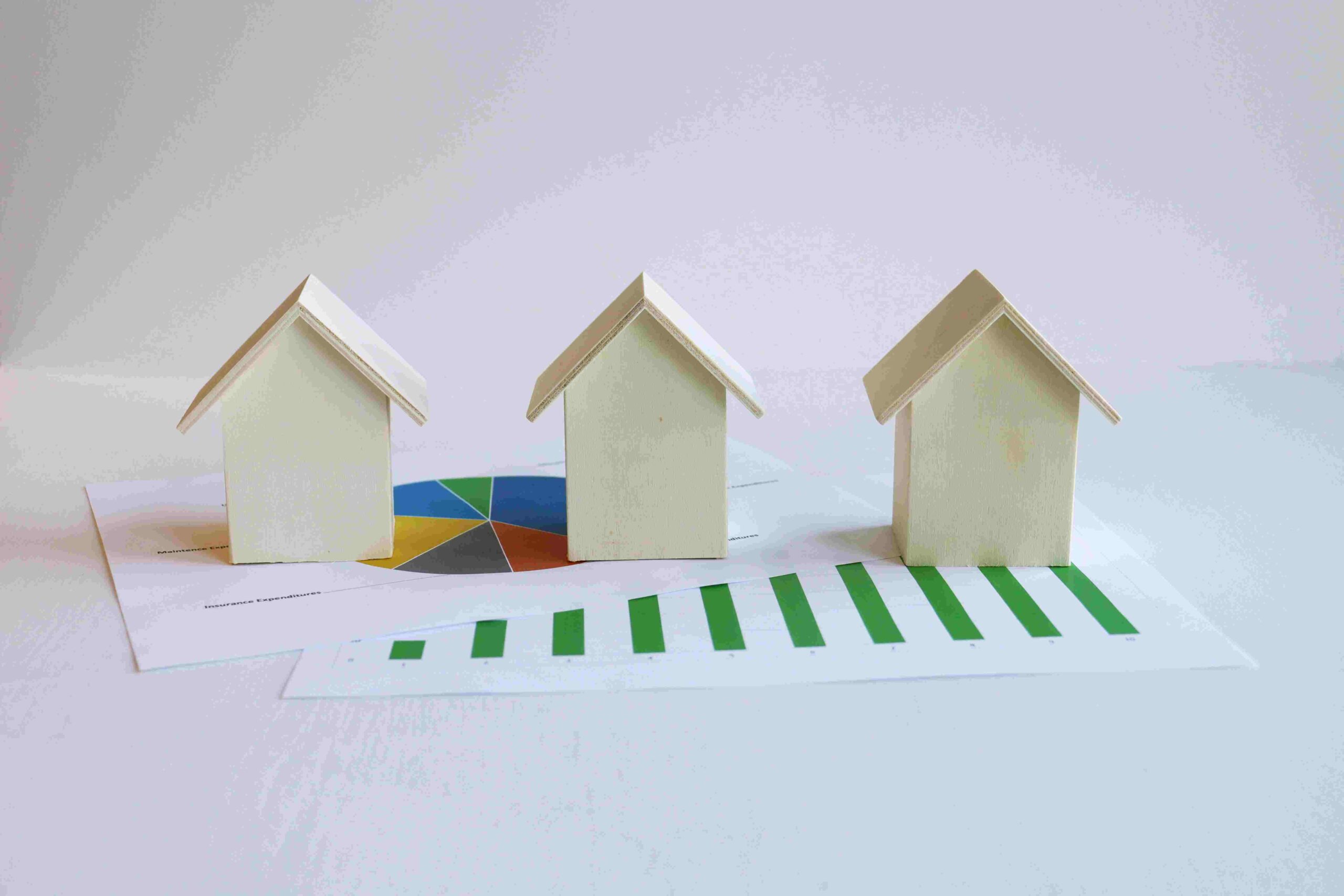 Images de 3 maquetas de casas para ilustrar el artículo " RIC y Vivienda Libre: Estrategias para diversificar tu patrimonio empresarial bajo la nueva DA 15ª" de BIPLAZA, consultoría y Asesoría de empresas en Canarias