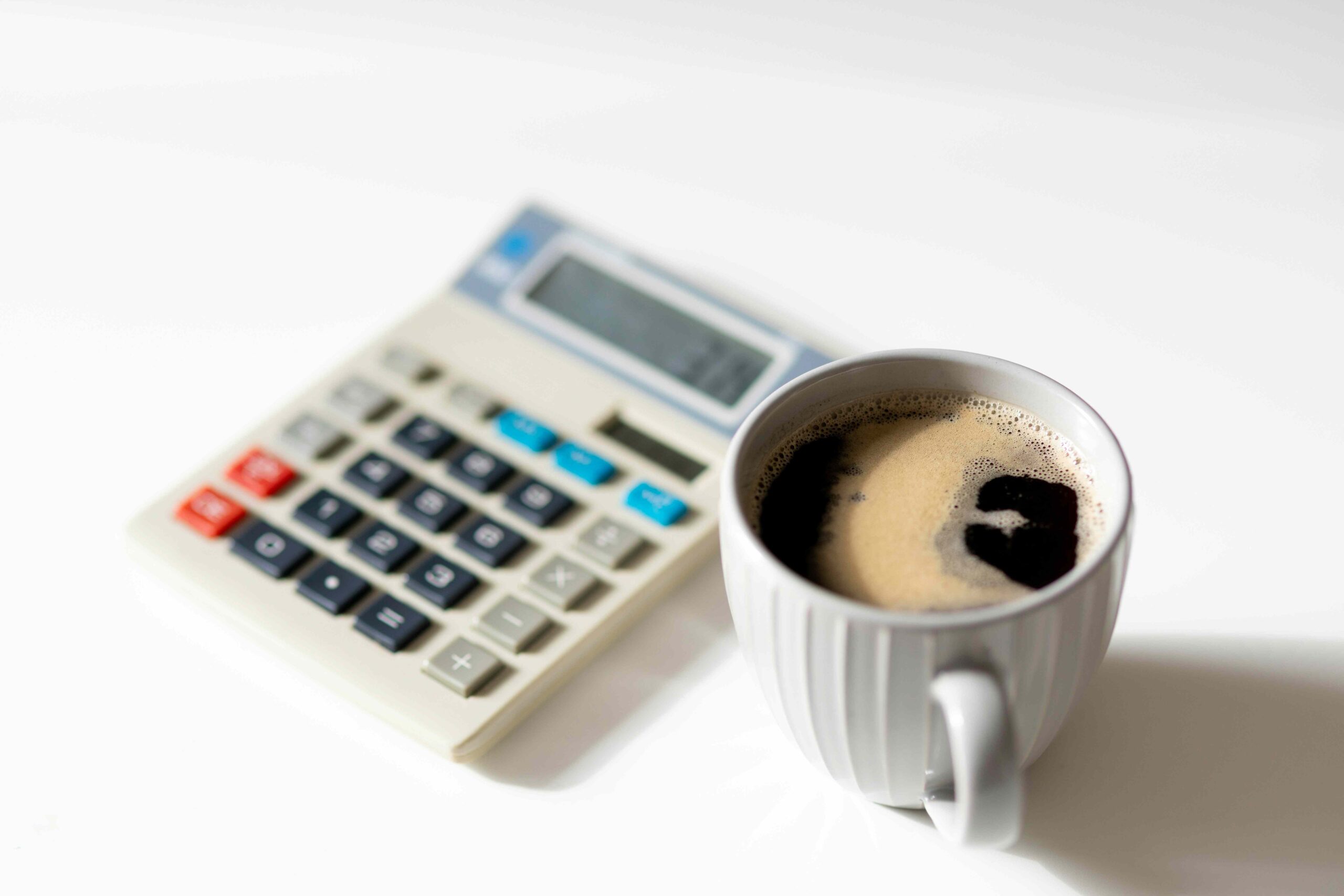 Imagen de un café y una calculadora para ilustrar el artículo sobre Inspecciones y DAFN en 2025: Claves para Aplicar la Deducción por Activos Fijos sin Riesgos Fiscales de BIPLAZA, CONSULTORÍA Y ASESORÍA DE EMPRESAS en Canarias