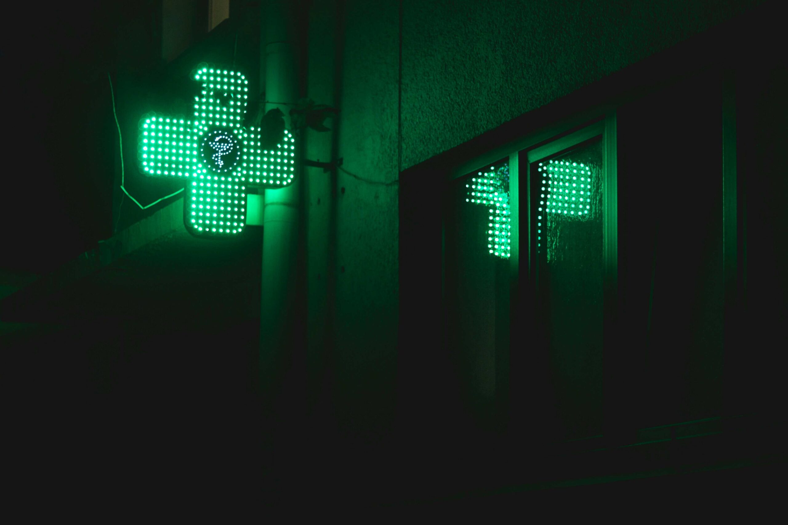 Imagen del luminoso de farmacia, con la cruz verde, para ilustrar el artículo Farmacia en Canarias: fiscalidad, REF y obligaciones laborales de BIPLAZA, consultoría y asesoría de empresas en Canarias