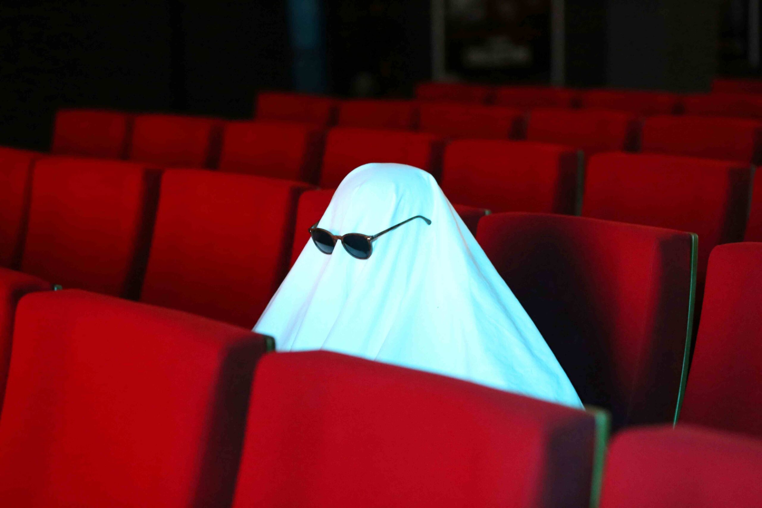 Imagen de un expectador fantasma para ilustrar el artículo "Due Diligence para Cine e I+D+i en Canarias: Cómo blindar tus deducciones ante la nueva ola de Inspecciones" de BIPLAZA, consultoría y asesoría de empresas en Canarias