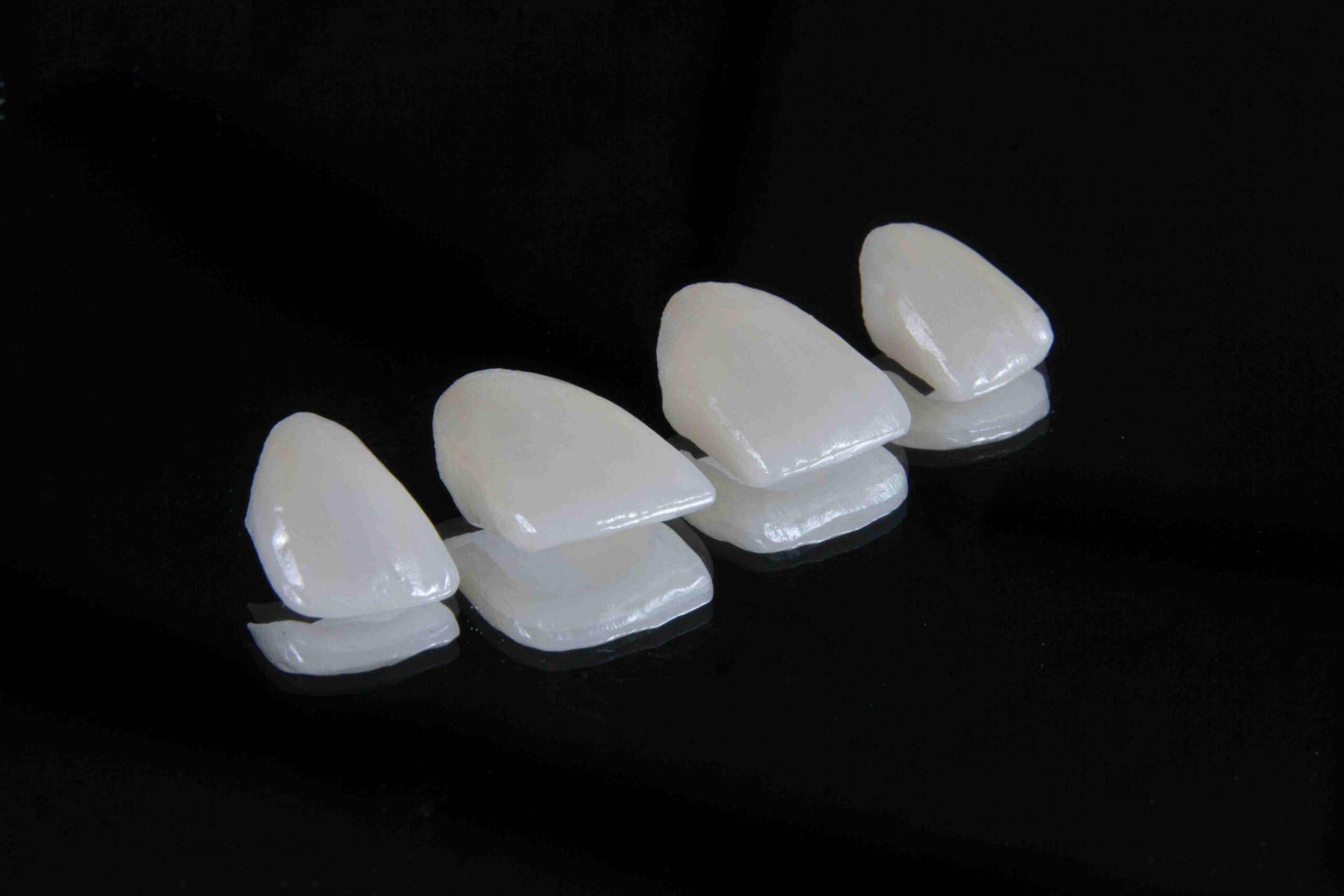 Imagen minimalista de una fila de dientes sobre fondo negro para ilustrar el artículo de BIPLAZA, Consultoría y Asesoría de empresas en Canarias, sobre Fiscalidad de clínicas dentales en Canarias: REF y laboral.
