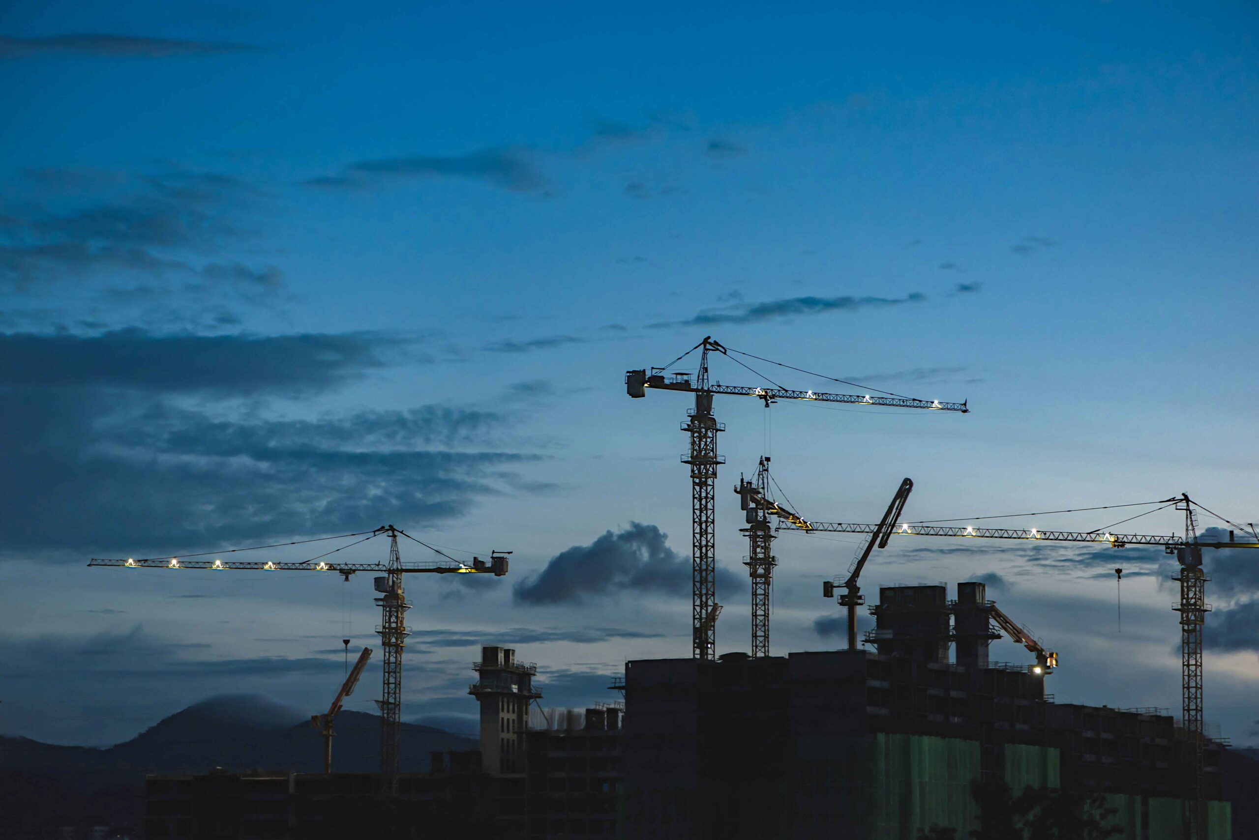 Imagen de un skiline con grúas de obra para ilustrar el artículo acerca de IGIC, REF y fiscalidad en el sector de la construcción y contratas en Canarias, de BIPLAZA, consiltoría y asesoría especialisda en empresas en Canarias