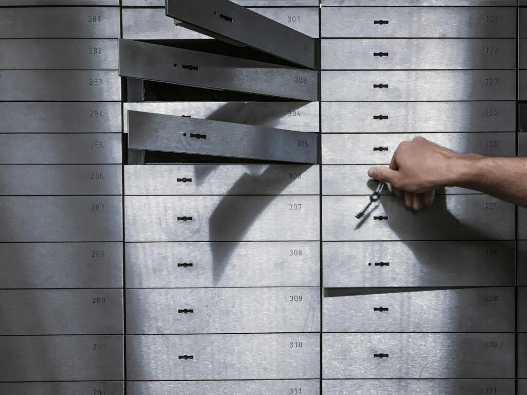 Imagen de una casillero para ilustrar el artículos sobre datos fiscales, contables y laborales de tu empresa. Qué medidas de seguridad y continuidad deberías exigirle antes de confiárselos. seguridad de datos en una asesoría de BIPLAZA, consultoría y asesoría especilizada en empresas en Canarias.