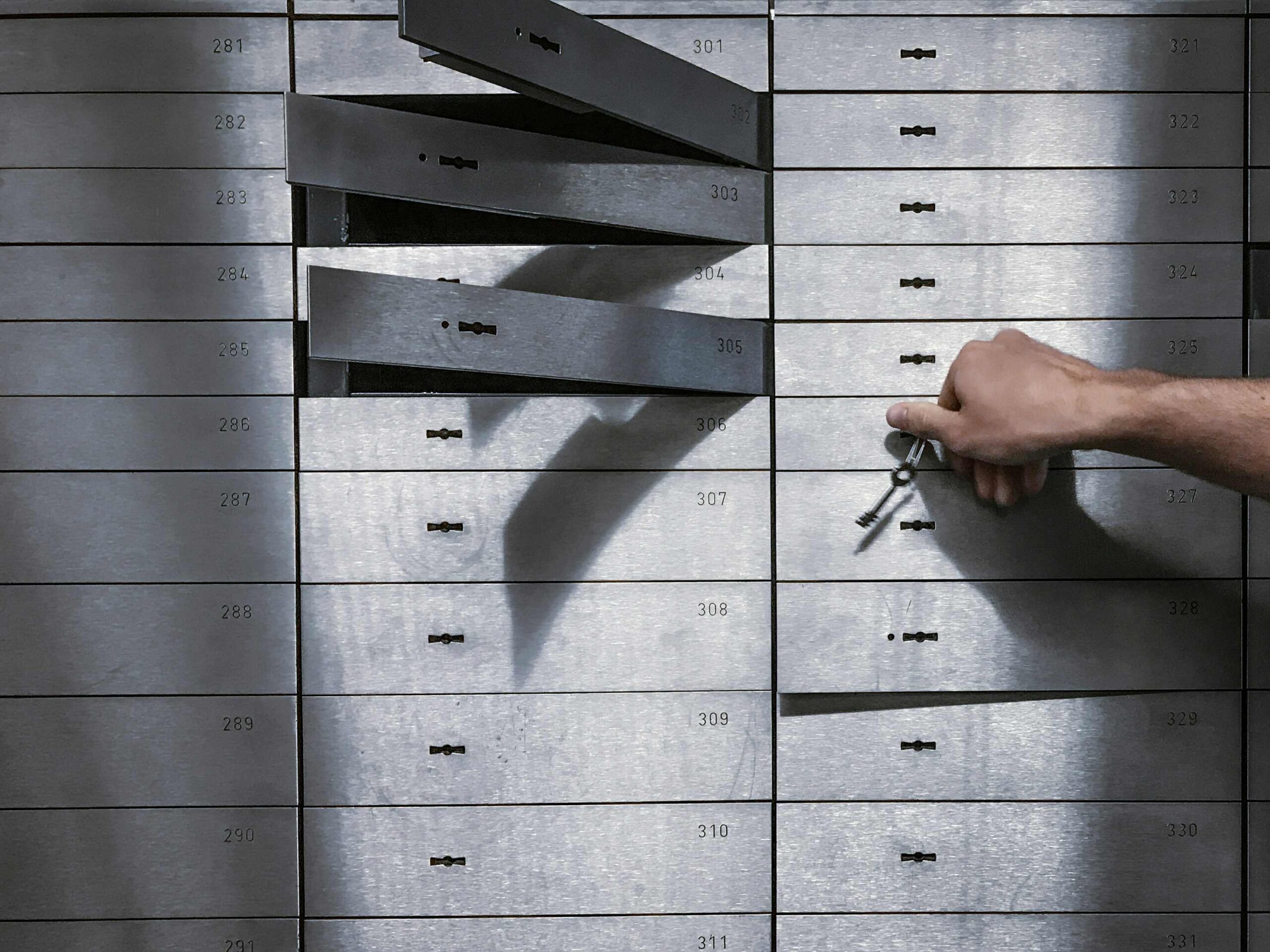 Imagen de una casillero para ilustrar el artículos sobre datos fiscales, contables y laborales de tu empresa. Qué medidas de seguridad y continuidad deberías exigirle antes de confiárselos. seguridad de datos en una asesoría de BIPLAZA, consultoría y asesoría especilizada en empresas en Canarias.