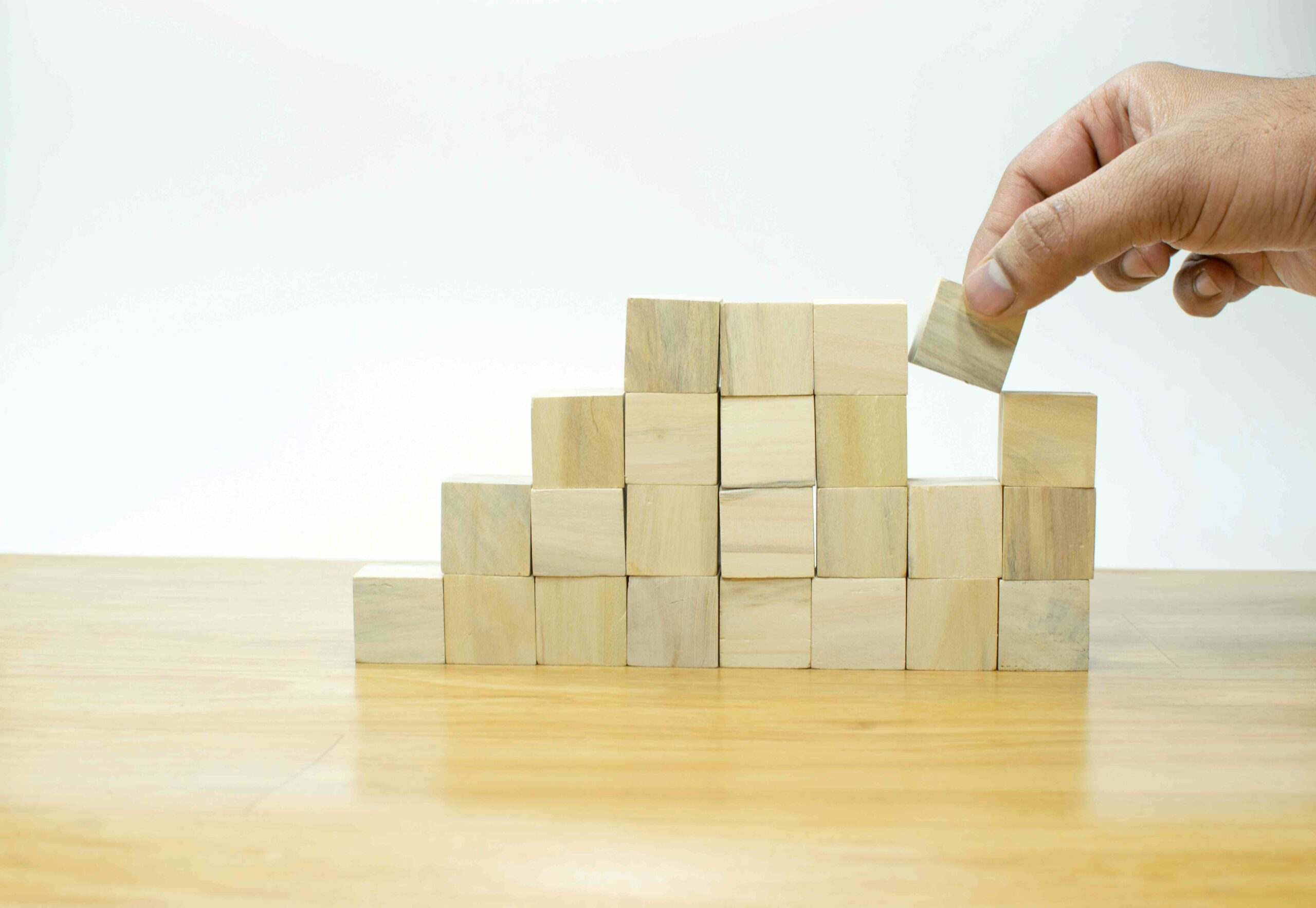 Imagen de una composición de puiezas de madera para ilustrar el artículo: Asesoría organizada como producto: el modelo de equipos. de BIPLAZA, Consultoría y asesoria de empresas en Canarias