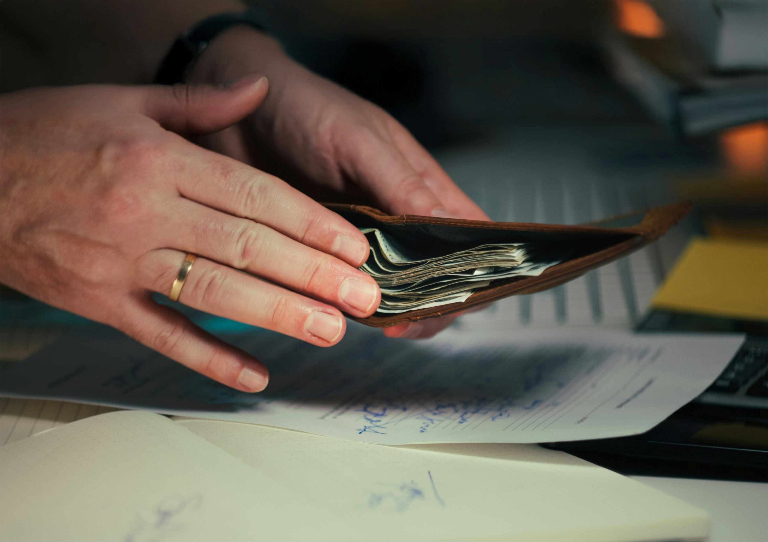 imagen de una mano contando billetes, para el artículo de BIPLAZA consultoría y asesoría de empresas en Canarias, titulado: Préstamo de socio a la empresa: intereses y documentación.