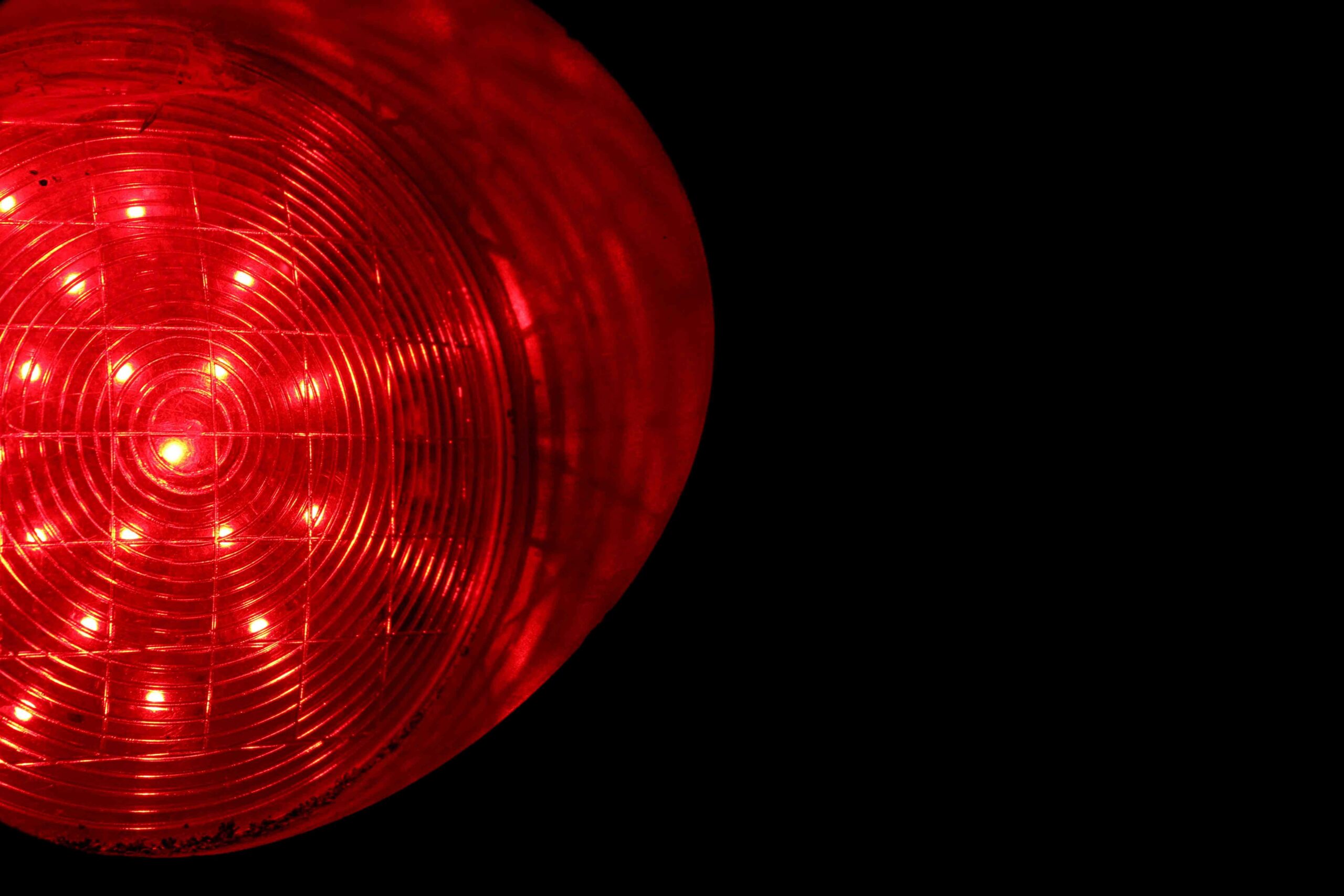 Imagen de una luz roja para ilustrar el artículo RD 723/2026: qué información laboral debe entregar tu empresa desde el 5 de octubre de Biplaza, Consultoría y Asesoría de empresas en Canarias