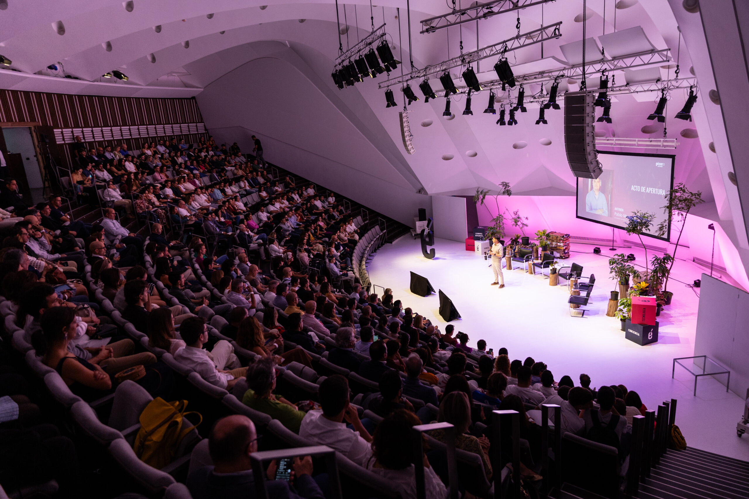 Escenario de Foro Géiser, para el artículo de BIPLAZA patrocinadores e impulsores del evento Foro Géiser 2026